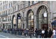 Crowds descend on London stores for iPad 2's UK launch