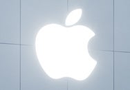 Thieves crash car into Apple Store